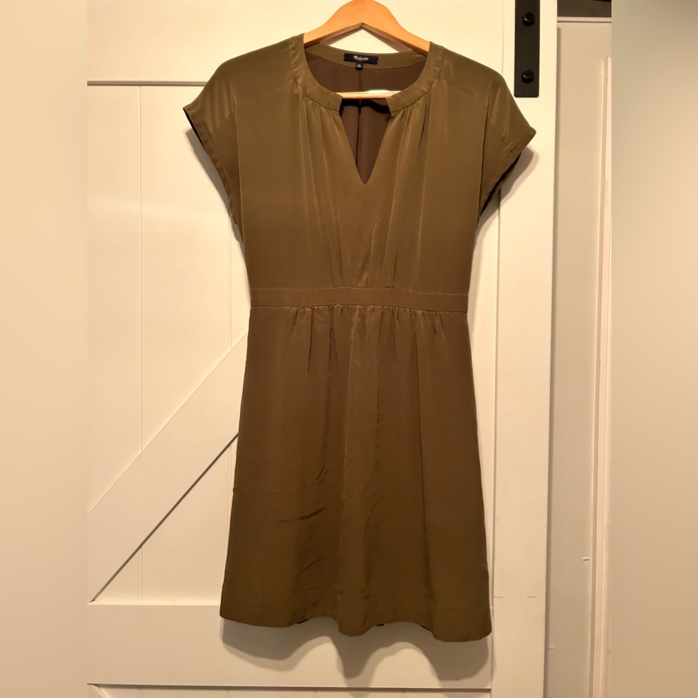 Madewell army green size 4 short sleeve silk dress with pockets